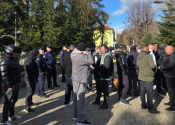 Asnjë dëmshpërblim pas përmbytjeve, ngrihen në protestë fermerët e Maliqit