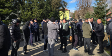 Asnjë dëmshpërblim pas përmbytjeve, ngrihen në protestë fermerët e Maliqit