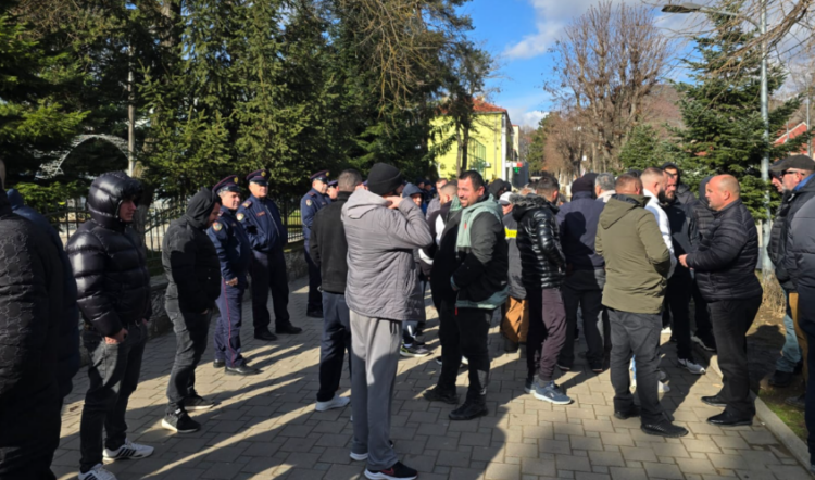 Asnjë dëmshpërblim pas përmbytjeve, ngrihen në protestë fermerët e Maliqit