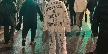 “Vllazën, demokracia në rrezik”, protestuesi tërheq vëmendjen me veshjen e pazakontë