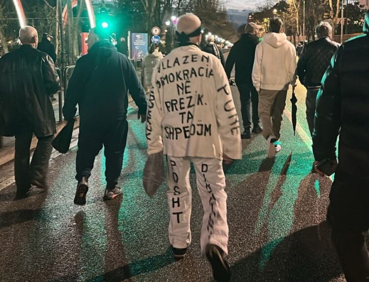 “Vllazën, demokracia në rrezik”, protestuesi tërheq vëmendjen me veshjen e pazakontë