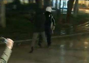 Protestuesi shkëputet nga turma dhe e ndjek me çadër në dorë, efektivi i policisë largohet me vrap (Video)
