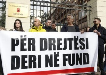 Shoqëria civile proteston para Kuvendit për Ballukun: Dorëzoni imunitetin e hajdutëve!