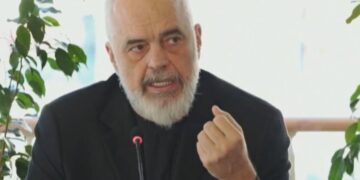 Rama diskuton pasojat e përmbytjeve dhe menaxhimin e mbetjeve në takimin me kryebashkiakët