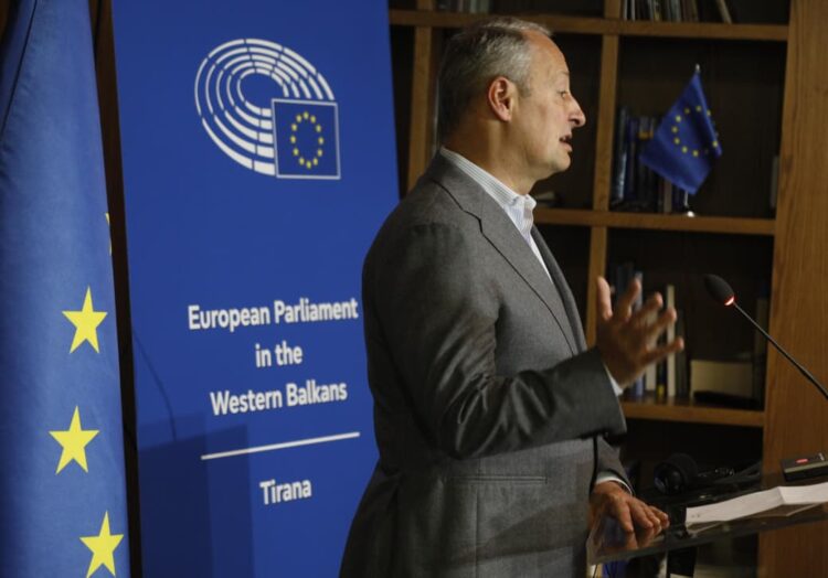 Raportuesi i PE-së për Shqipërinë: Integrimi në BE nuk bëhet me hapje kapitujsh, por mbylljen e tyre