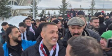 Qindra tifozë në aeroport, Rei Manaj pritet si hero pas rikthimit në Turqi