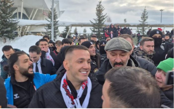 Qindra tifozë në aeroport, Rei Manaj pritet si hero pas rikthimit në Turqi