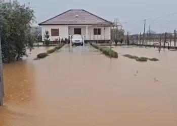Reshjet e shiut bllokojnë rrugët në Malësi të Madhe, uji mbulon oborret e shtëpive