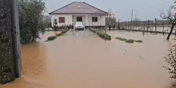 Reshjet e shiut bllokojnë rrugët në Malësi të Madhe, uji mbulon oborret e shtëpive