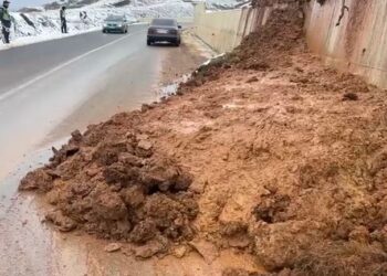 Rrëshqitje dherash në Rrugën e Arbrit, bllokohet qarkullimi në një korsi