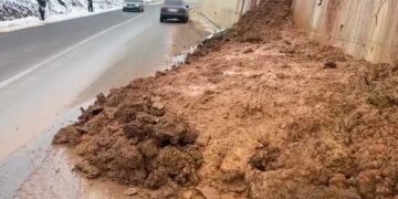 Rrëshqitje dherash në Rrugën e Arbrit, bllokohet qarkullimi në një korsi