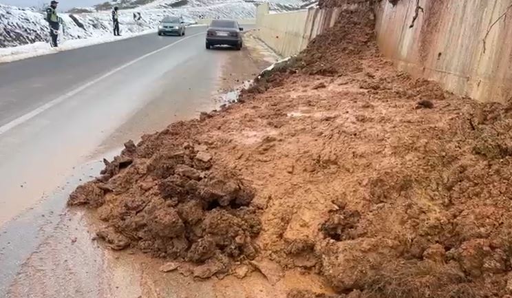 Rrëshqitje dherash në Rrugën e Arbrit, bllokohet qarkullimi në një korsi