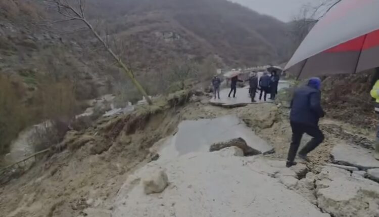 Rrëshqitje dherash në Pogradec, izolohen 5 fshatra