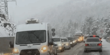 Reshjet e dëborës në Rrugën e Arbrit, disa makina dalin nga rruga dhe përfundojnë në kanal