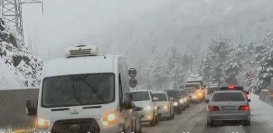 Reshjet e dëborës në Rrugën e Arbrit, disa makina dalin nga rruga dhe përfundojnë në kanal