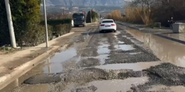 Plasin ujërat në Luz të Fushë-Krujës, amortizohet rruga kryesore, rrezik për shoferët (Video)