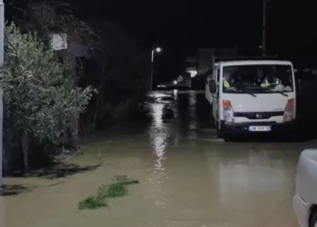 Alarm në Ferras/ Çahet argjinatura e kanalit të Martinës, uji pushton fshatin