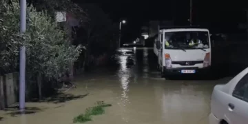 Alarm në Ferras/ Çahet argjinatura e kanalit të Martinës, uji pushton fshatin