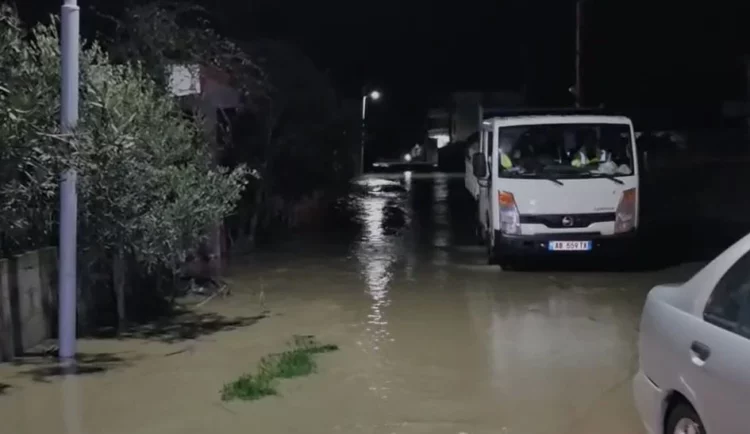 Alarm në Ferras/ Çahet argjinatura e kanalit të Martinës, uji pushton fshatin