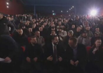 Ervin Salianji nis takimin në Korçë, pritet me brohorima nga demokratët