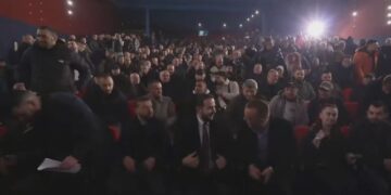 Ervin Salianji nis takimin në Korçë, pritet me brohorima nga demokratët