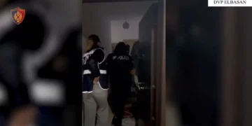 Policia ‘mësyn’ në apartamentin e monitoruar prej javësh, 3 të reja arrestohen në Elbasan për prostitucion