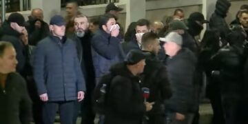 Me shami në hunds për të bllokuar gazin lotsjellës, Shkëlzen Berisha shfaqet në protestë