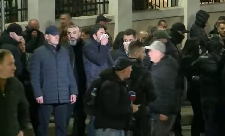 Me shami në fytyrë për të bllokuar gazin lotsjellës, Shkëlzen Berisha shfaqet në protestë