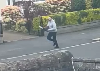 Ndoqi me sharrë elektrike policin në rrugë/ Ja me sa vite burg dënohet shqiptari në Skoci