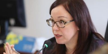 Nënkryetarja e Kuvendit ngre alarmin për dezinformimin në media, duhet përgjegjësi penale