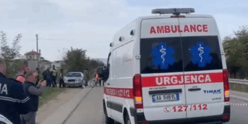 Aksident në Sarandë/ Përplasja e dy automjeteve në hyrje të qytetit, mbetet e plagosur një grua (EMRAT)