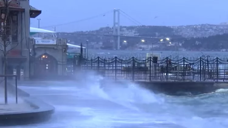 Moti i keq godet Stambollin, anulohen fluturimet dhe lundrimet me traget