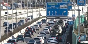 Shkuan për të parë borën në Dajt, qytetarët bllkohen në trafik kilometrik