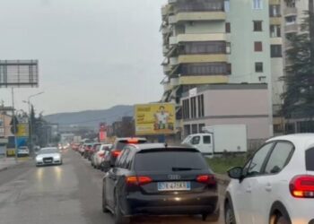 Vijon trafiku i rënduar, rradhë të gjata makinash në aksin librazhd-Elbasan-Tiranë