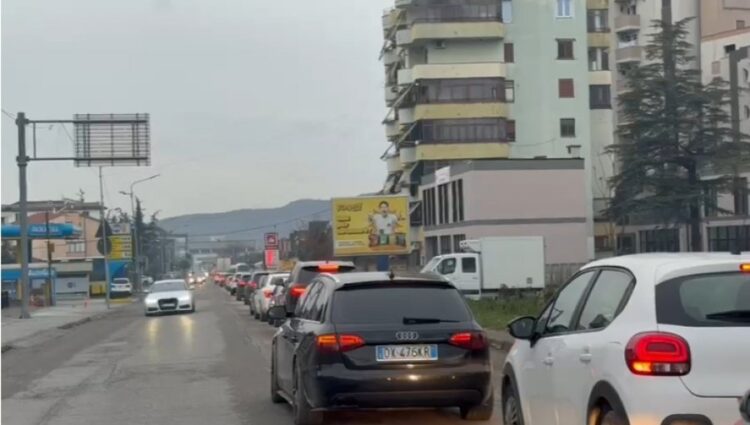 Vijon trafiku i rënduar, rradhë të gjata makinash në aksin librazhd-Elbasan-Tiranë