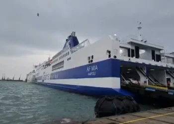 Erë e fortë dhe stuhi në Adriatik, ndryshojnë lundrimet e trageteve Durrës–Bari