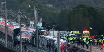 Rritet numri i viktimave nga përplasja e trenave në Spanjë, shpallen tre ditë zie