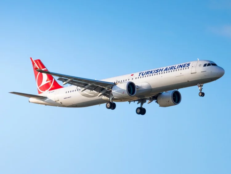 Kërcënim me bombë në avionin e Turkish Airlines, aeroplani bën ulje emergjente në Barcelonë