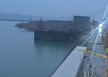 Aksidenti në urën e Spatharit, 3 personat dolën në pjesën poshtë urës, njëri i plagosur rëndë