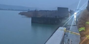 Aksidenti në urën e Spatharit, 3 personat dolën në pjesën poshtë urës, njëri i plagosur rëndë