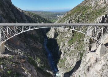 I riu tenton ti japë fund jetës, përpiqet të hidhet nga ura e Vashës