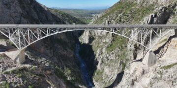 I riu tenton ti japë fund jetës, përpiqet të hidhet nga ura e Vashës