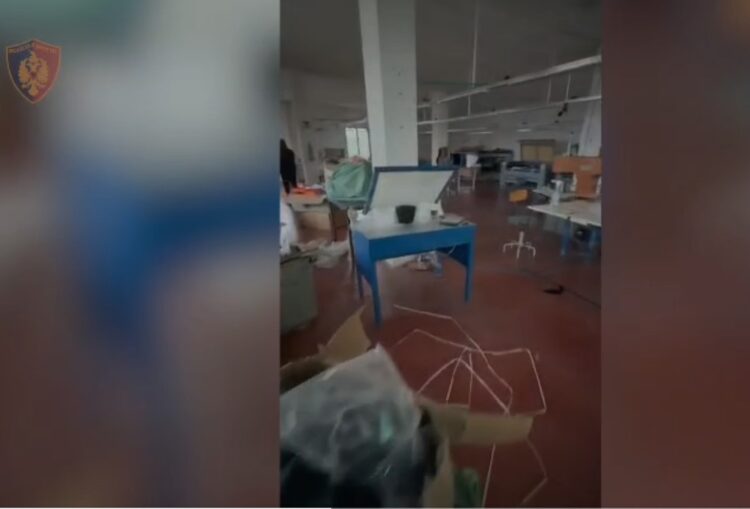 Kamëz/ Policia zbulon një magazinë me veshje të kontrabanduara dhe logo false, një turk në pranga
