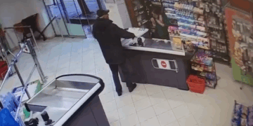 Yzberisht/ Identifikohet dhe vihet në pranga autori i dyshuar i grabitjes së marketit (EMRI)