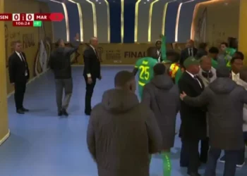 Skandal në finalen e Kupës së Afrikës, trajneri i Senegalit urdhëron lojtarët të dalin nga fusha…protestë për një penallti