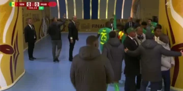 Skandal në finalen e Kupës së Afrikës, trajneri i Senegalit urdhëron lojtarët të dalin nga fusha…protestë për një penallti