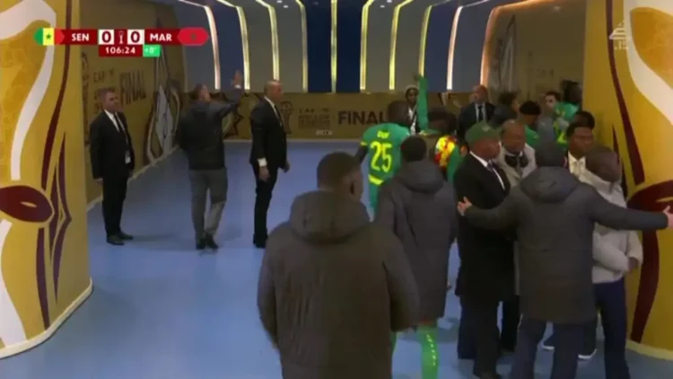 Skandal në finalen e Kupës së Afrikës, trajneri i Senegalit urdhëron lojtarët të dalin nga fusha…protestë për një penallti