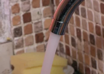 Qytetarët ankohen për klorin dhe erën e ujit në Tiranë, bashkia e gjen “shkakun” tek depozitat e pallateve