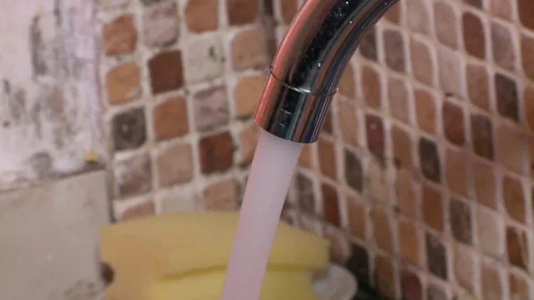 Qytetarët ankohen për klorin dhe erën e ujit në Tiranë, bashkia e gjen “shkakun” tek depozitat e pallateve