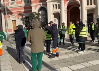 Kushtet jo të mira në punë, punonjësit e gjelbërimit në Vlorë dalin sërish në protestë